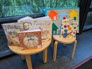 Picture books Mina, Huff & Puff, Pete's A Pizza, Matilda's Cat, and Lots of Dots in front of a flannel board set up with Little Mouse